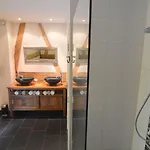 別荘 In Near Forest